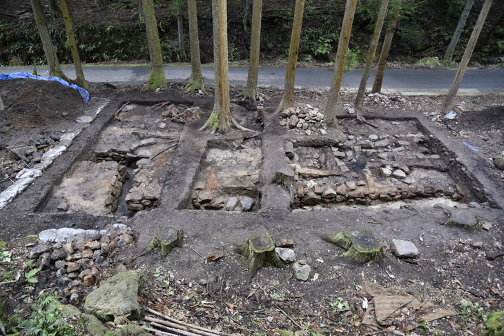 建物跡と、その付近を通る石組み溝