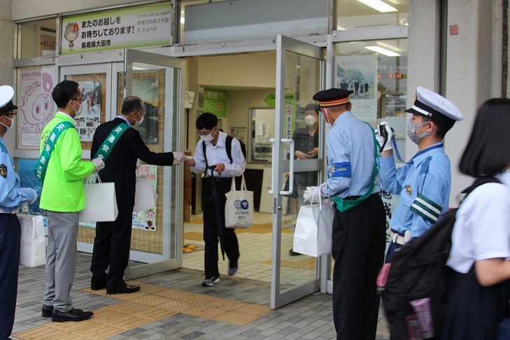 交通安全を呼びかける市長