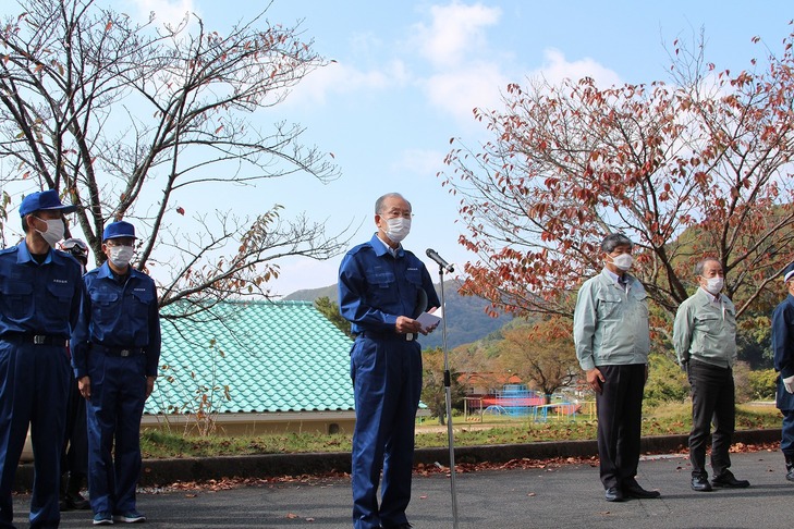 あいさつする市長