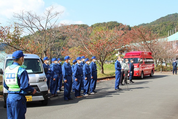 開会式で整列する関係機関