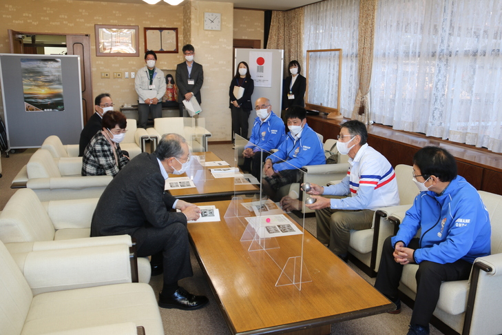 ペタンク競技の説明をする田辺寿郎さん