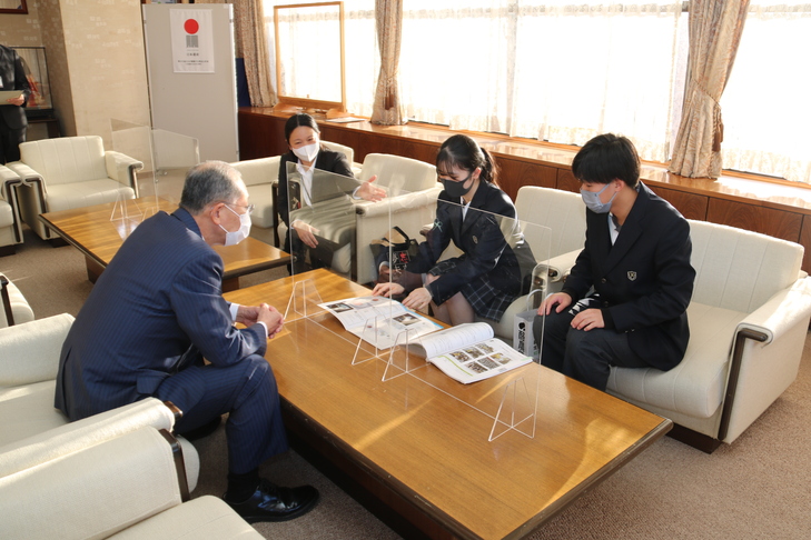 農業鑑定競技について説明する生徒