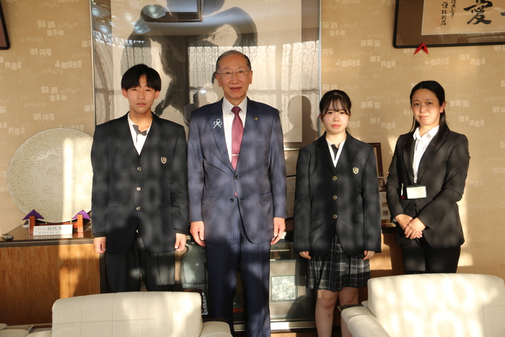 内田和寿さんと市長と筒井音羽さんと先生