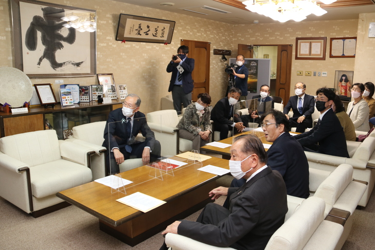 映像や写真を観る市長と実行委員会のみなさん