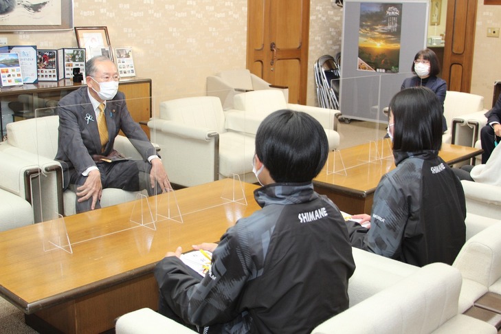 2人を激励する市長