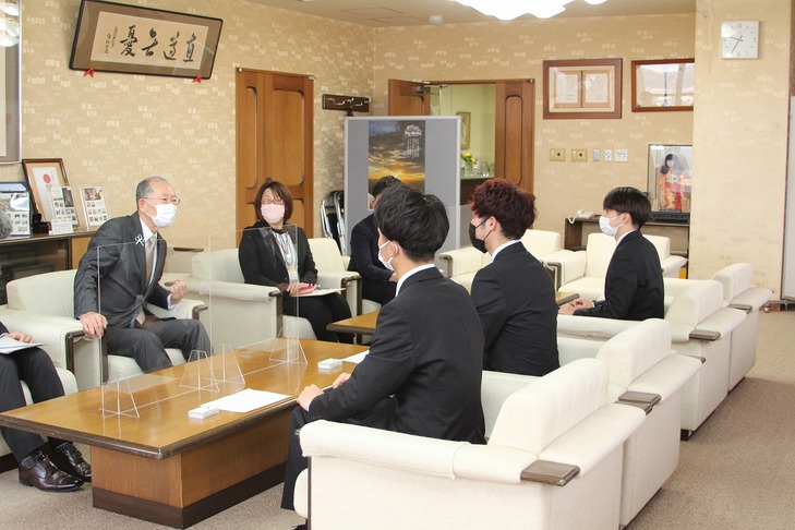 意見交換する会長の市長