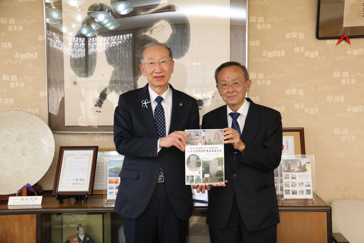 全覧を手にする市長と石賀会長