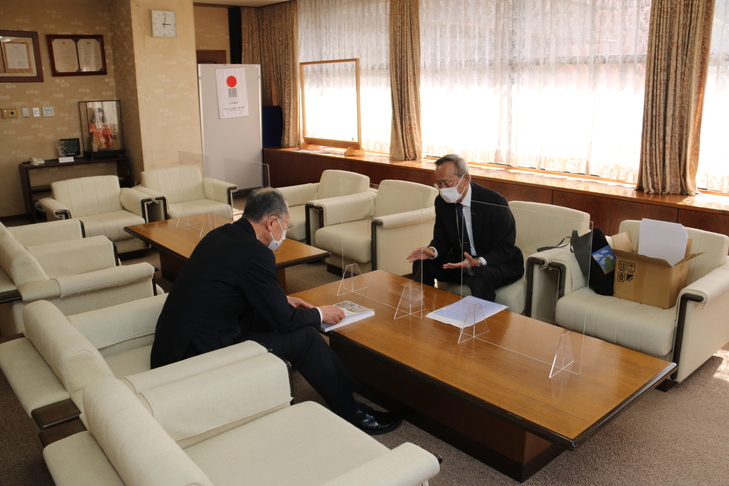 全覧について説明する石賀会長