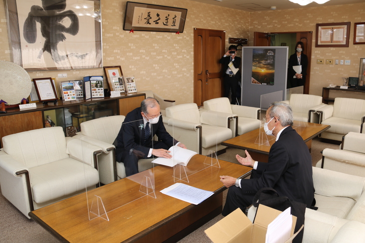 全覧について説明を受ける市長