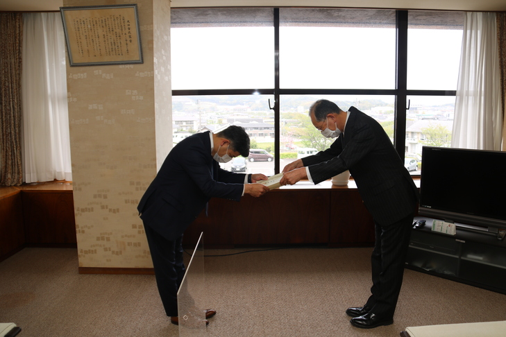 感謝状を受け取る大川代表