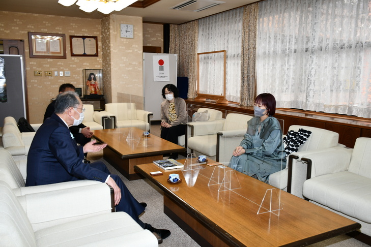 千早さんと談笑する市長２
