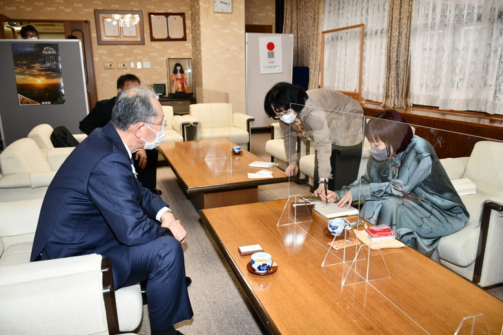 千早さんと談笑する市長３