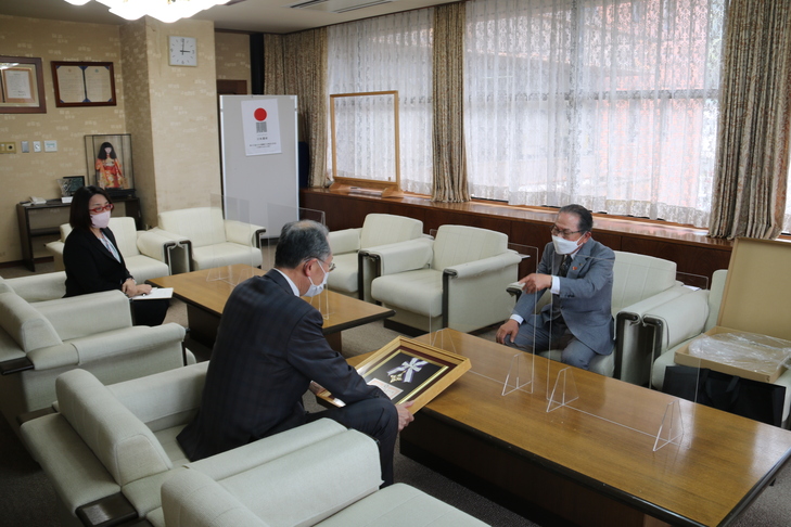 受賞報告をする片地会長