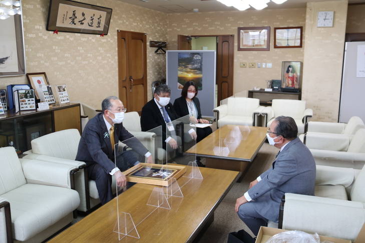報告を受ける市長