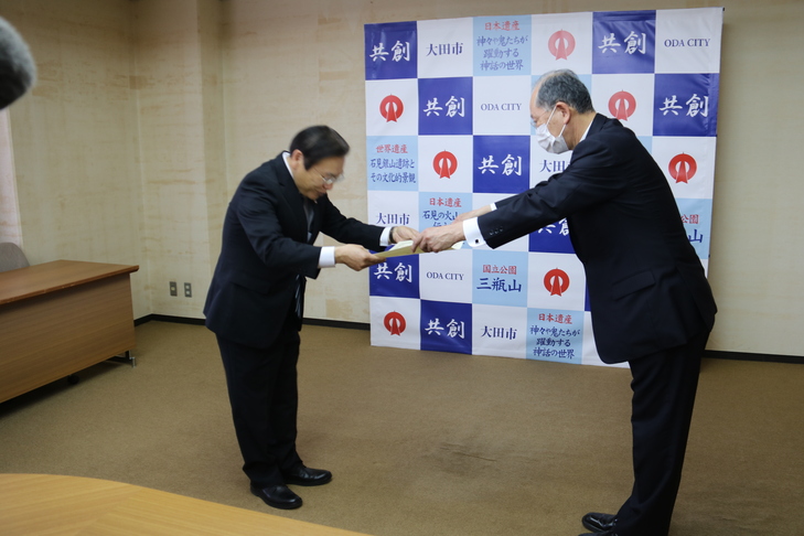感謝状を渡す市長