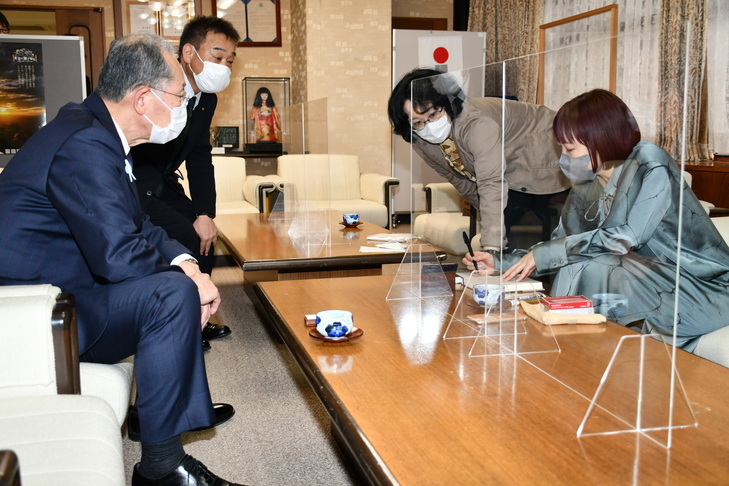 サインする千早さん