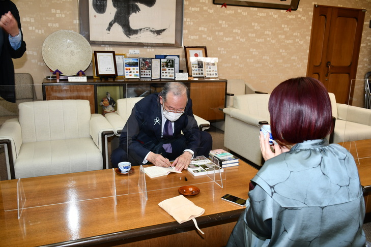 サインする市長２