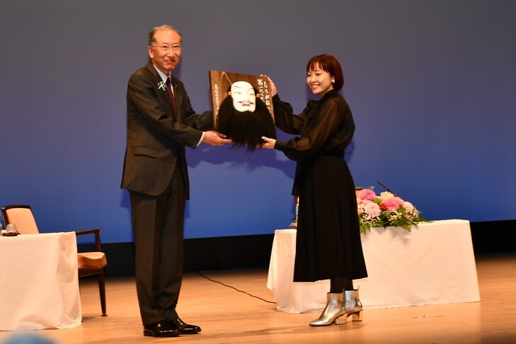 神楽面を贈呈