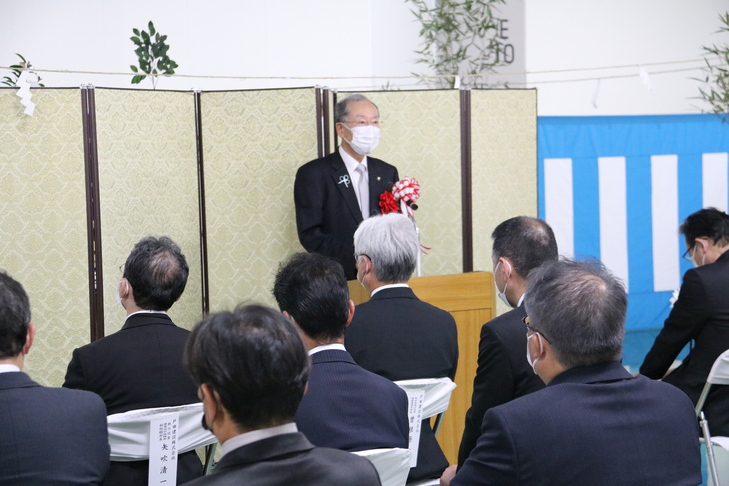 祝辞を述べる市長