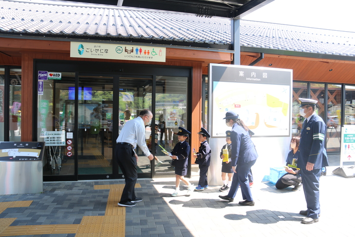 チラシなどを配る園児たち