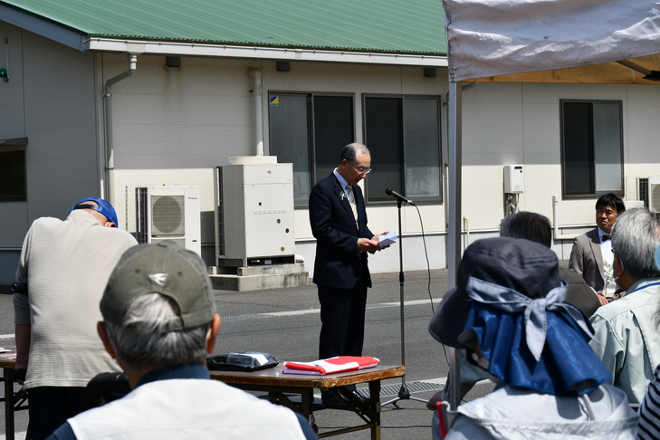 あいさつする市長