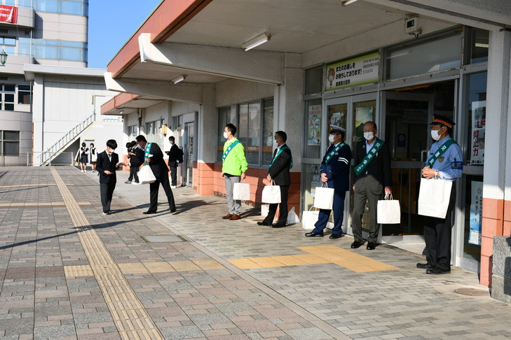 部長がポケットティッシュを手渡す