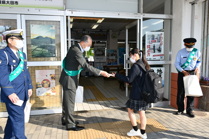 市長がポケットティッシュを女性に手渡す