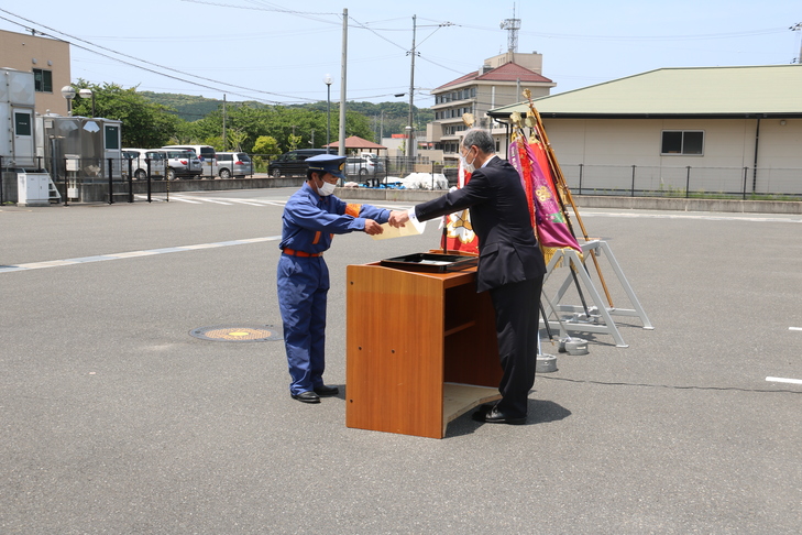 表彰状を渡す市長