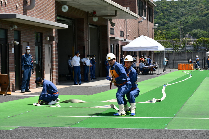 小型ポンプ操法をする山口分団