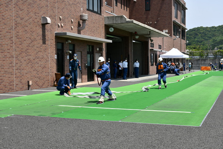 小型ポンプ操法をする富山分団