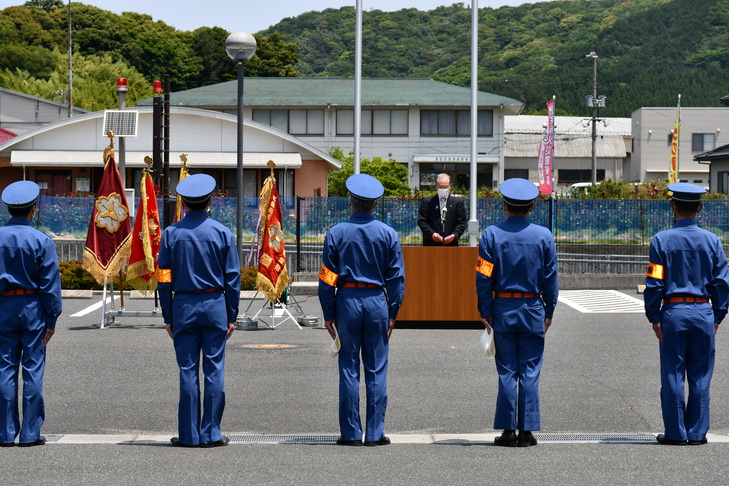 市長のあいさつを聞く消防団長