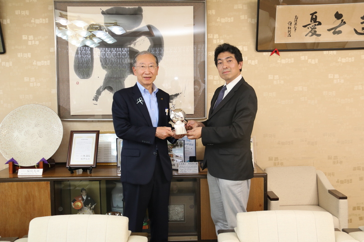 市長と近衞忠大代表取締役