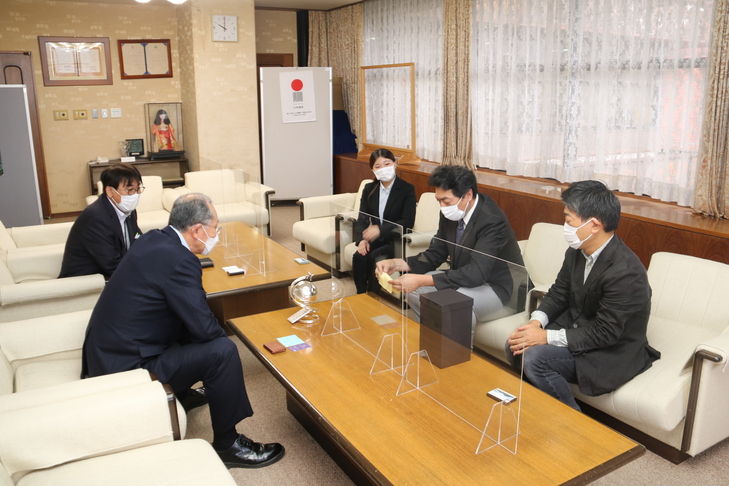 説明をする近衞忠大代表取締役
