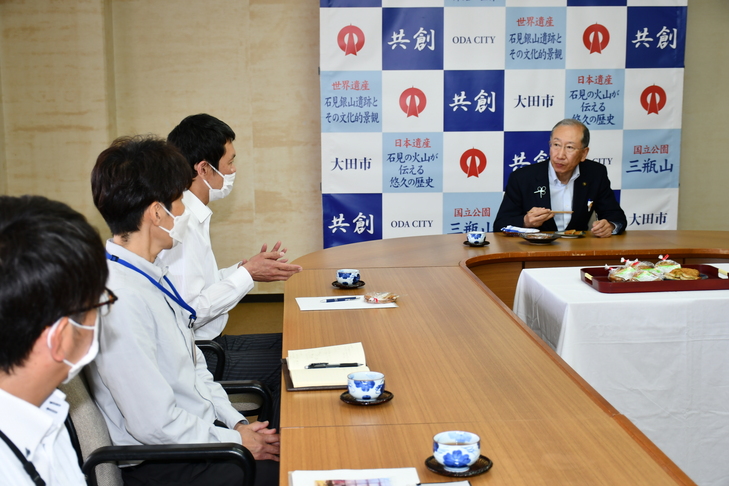 商品を説明する関係者