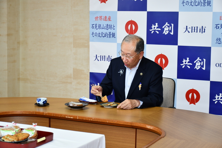 アスパラ天をいただく市長