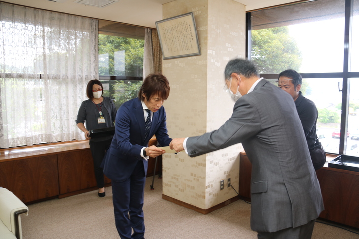 市長から感謝状を受け取る松井代表取締役社長