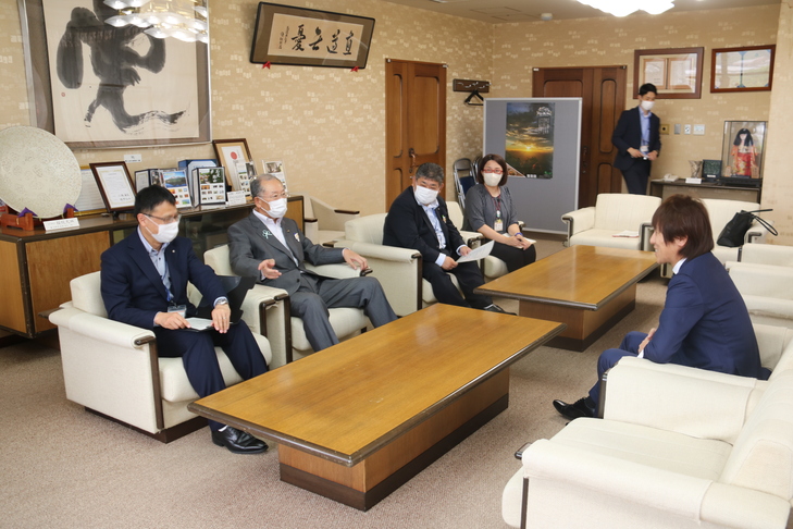 意見交換をする市長と松井代表取締役社長