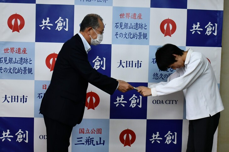 激励金を受け取る神楽部長