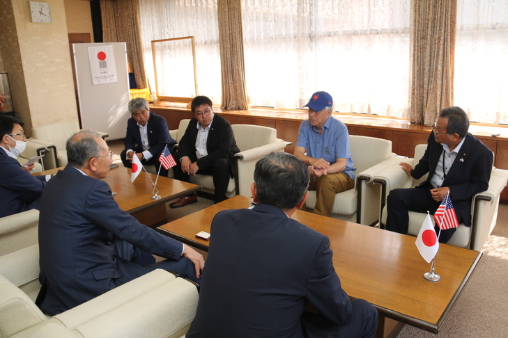 大田市長と話すリチャードメイ総領事