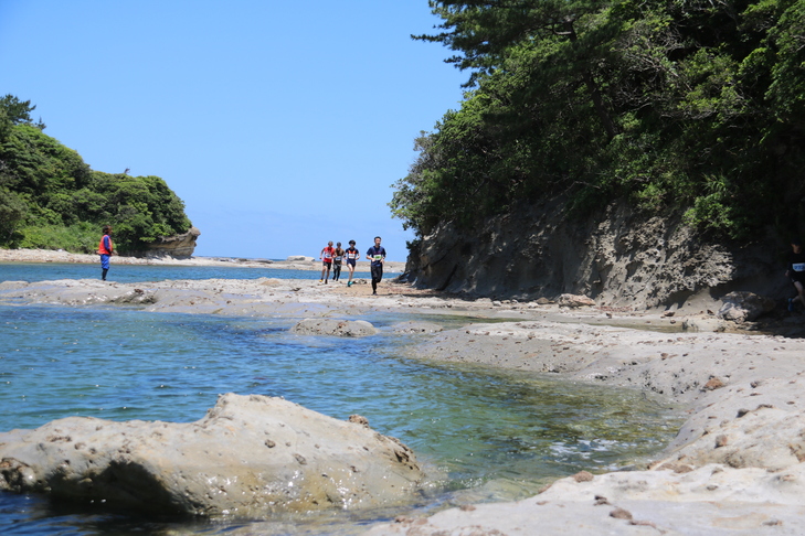 海岸沿いを走る参加者その3