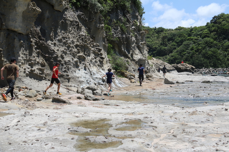 海岸沿いを走る参加者その4