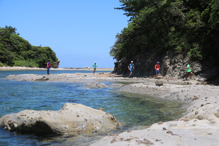 海岸沿いを走る参加者その5