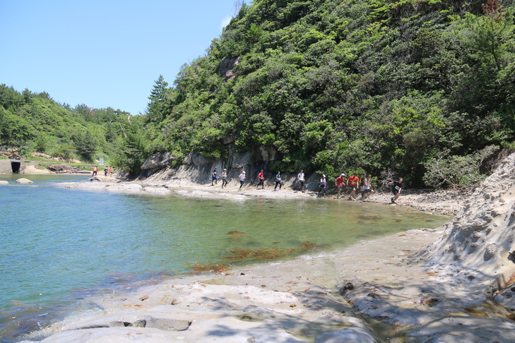 海岸沿いを走る参加者その7