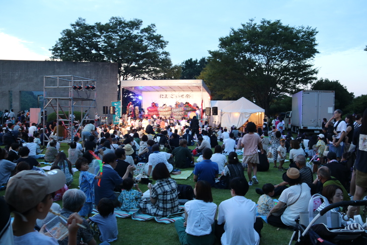 神楽を鑑賞する来場者