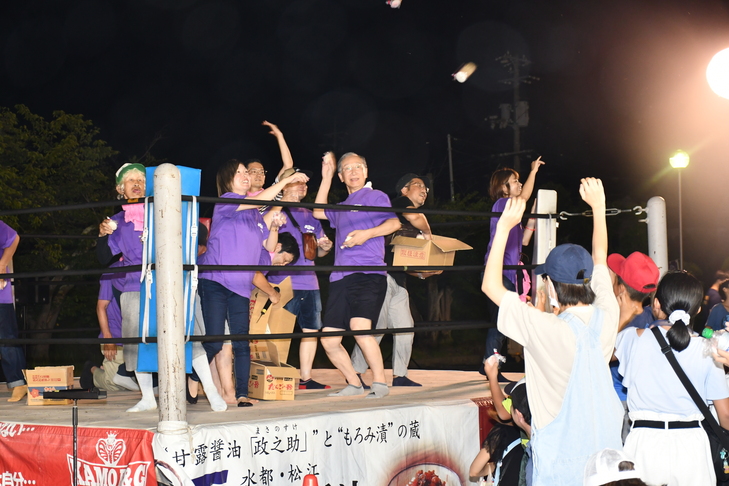 餅撒きをする市長
