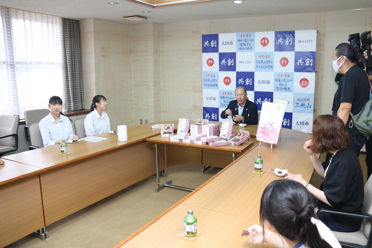 試食をする市長