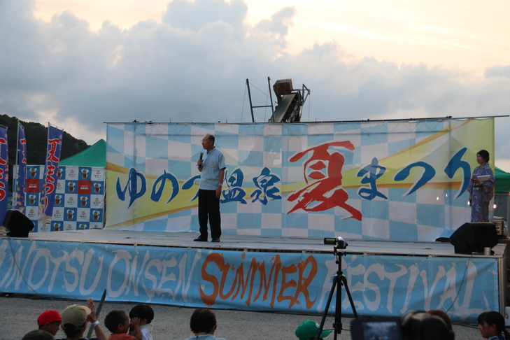 あいさつをする市長