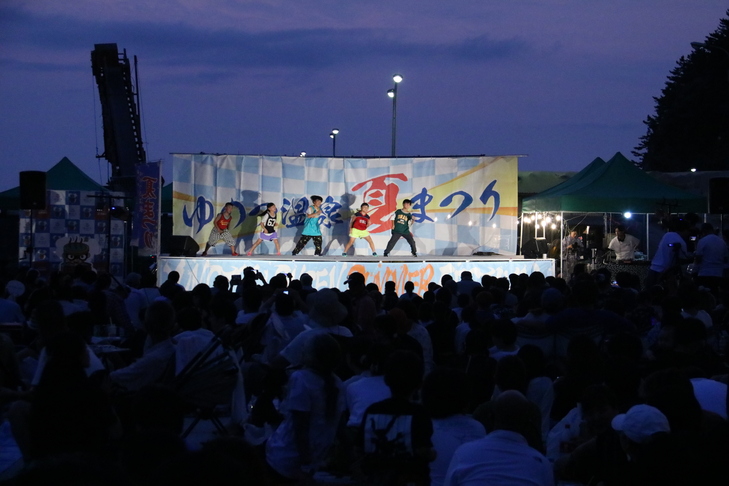 ステージでダンスをする参加者
