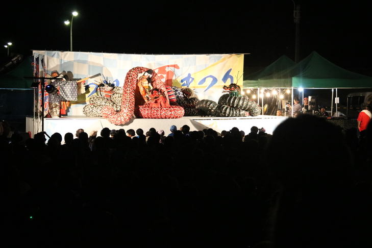 ステージで神楽を楽しむ人達