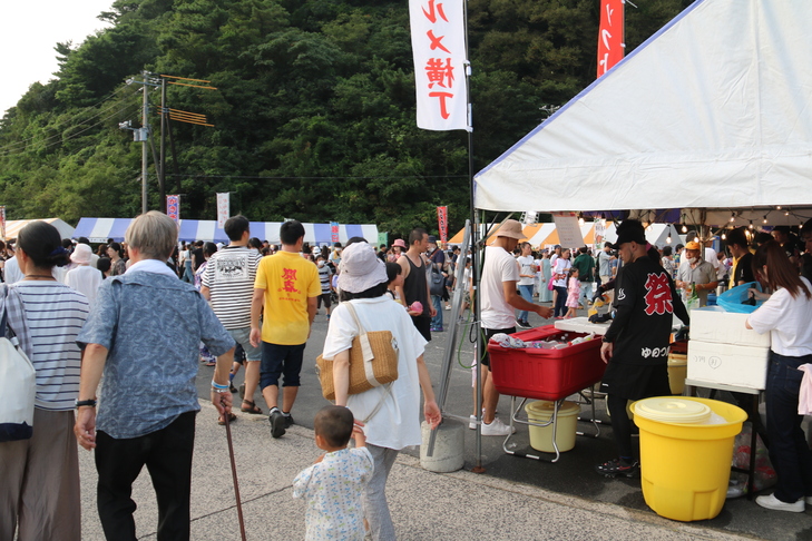 屋台を堪能する来場者